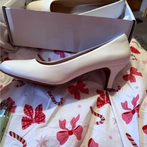 Dream Pairs Classic White Heels
